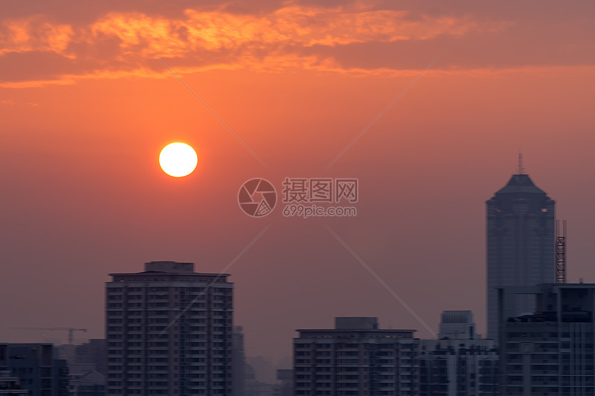 天空分层日落景观下的城市图片