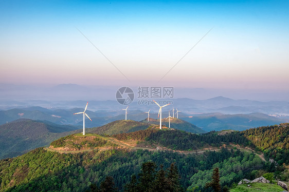 湖北仙居顶晨曦风车风景图片