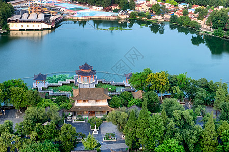 蓝色房屋俯瞰城市公园背景