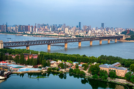 炎热的城市武汉长江大桥风光背景