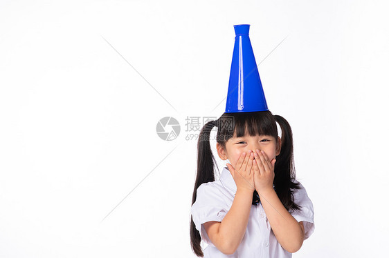 捂嘴偷笑的穿校服的小女孩