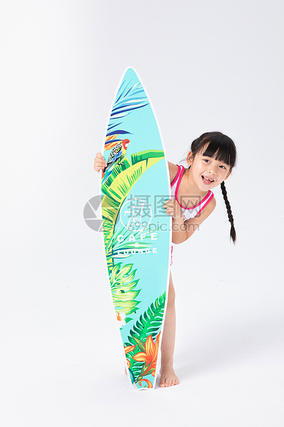 手拿冲浪板的泳装小女孩图片