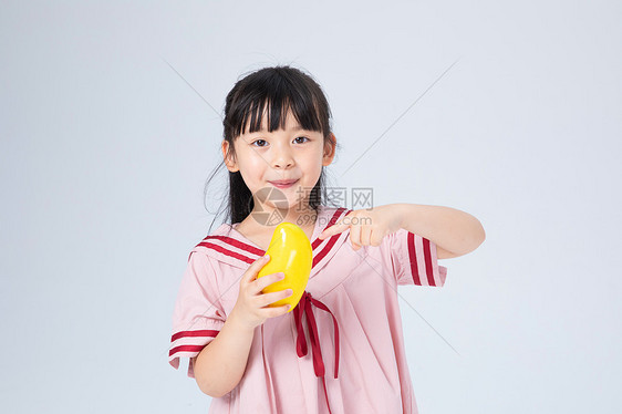 手拿芒果的小女孩图片