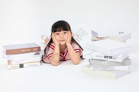 在书堆中思考的小女孩图片