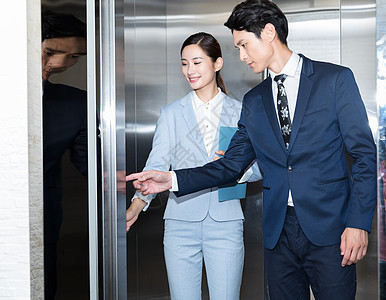 商务男女准备坐电梯上班工作图片
