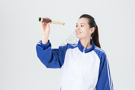 校服女性学生手持望远镜图片