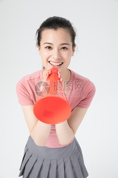 青年女性手持红色话筒扩音器图片