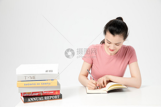 青年女性学生课桌书本学习图片