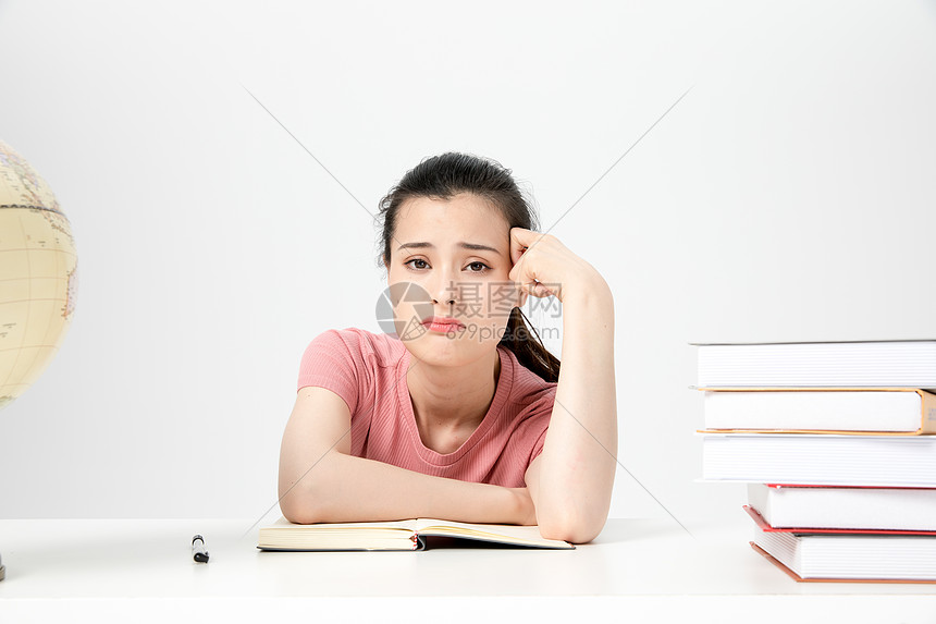 青年女性学生学习压力大图片