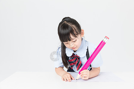 拿着铅笔写字的小女孩图片