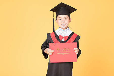 穿中山装的男生儿童学生穿学士服拍毕业照背景