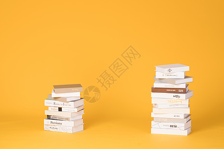 白色背景上的书简洁黄色背景上的书堆背景