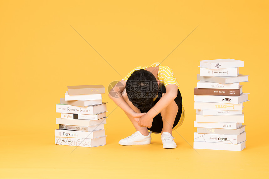 坐在书堆旁边思考的儿童小朋友高清图片下载 正版图片 摄图网 坐在书堆旁边思考的儿童小朋友高清图片下载 正版图片 摄图网