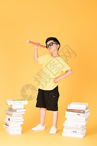 站在书堆旁的小朋友教育人像背景图片