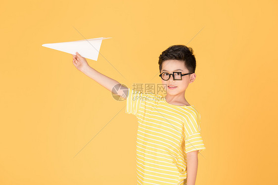 飞纸飞机的快乐男孩儿童图片