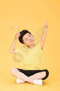 拿着电灯泡思考想问题想象的儿童图片