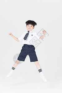 奔跑跳跃的快乐小男孩背景图片