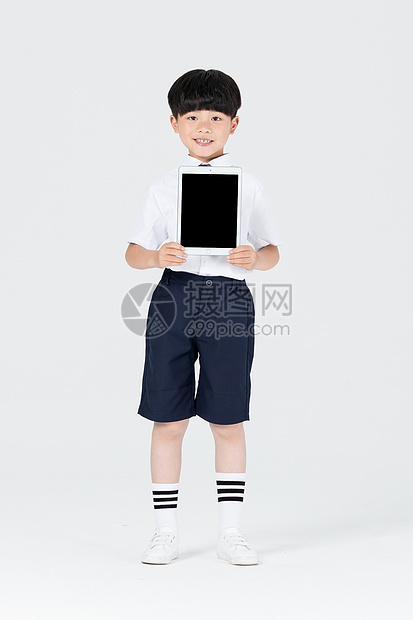 手拿平板展示的儿童小男孩图片
