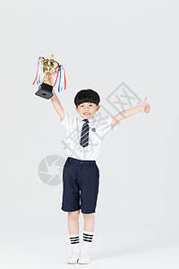 儿童手拿奖杯胜利开心高清图片
