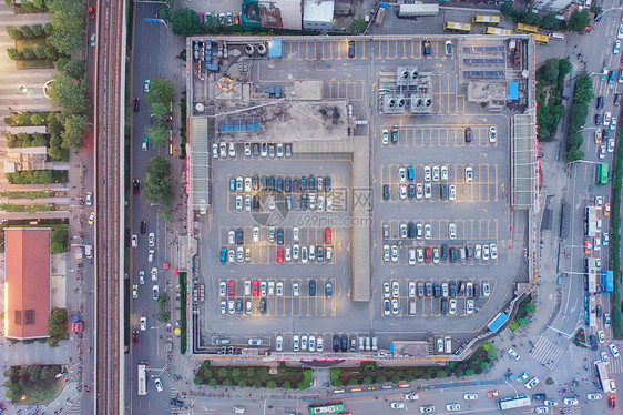 俯瞰城市购物中心楼顶的停车场图片