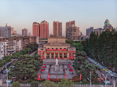 俯瞰有毛主席雕像的武汉剧院图片