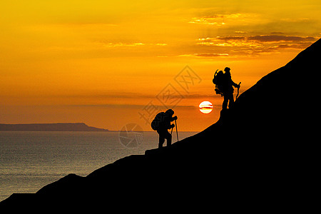 旅行人物登山的人物剪影设计图片