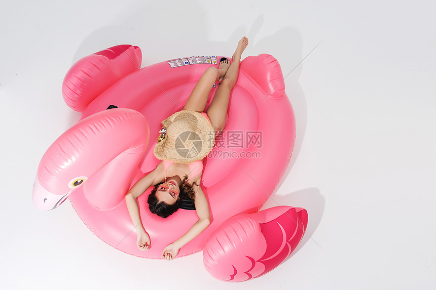 泳装性感美女躺在游泳圈上图片