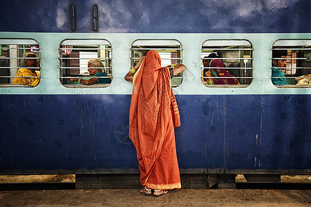 印度火车月台背景图片