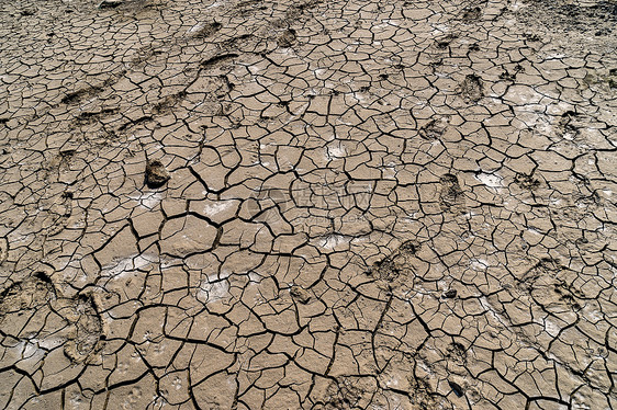 夏天干涸的土地
