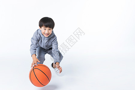 玩篮球的小男孩体育男孩玩篮球背景