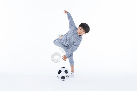 体育男孩踢踢球背景图片