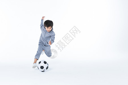 体育男孩踢踢球图片