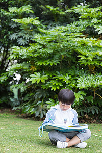 可爱儿童在公园草地画画图片