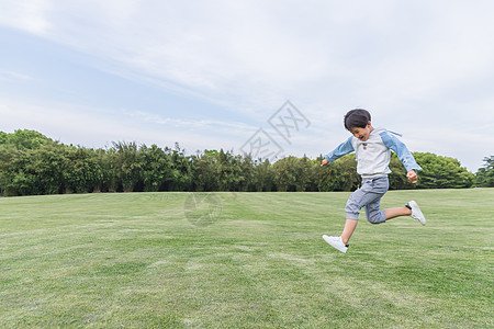 可爱儿童在草地游玩奔跑图片