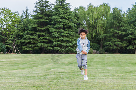 可爱儿童在草地游玩奔跑图片