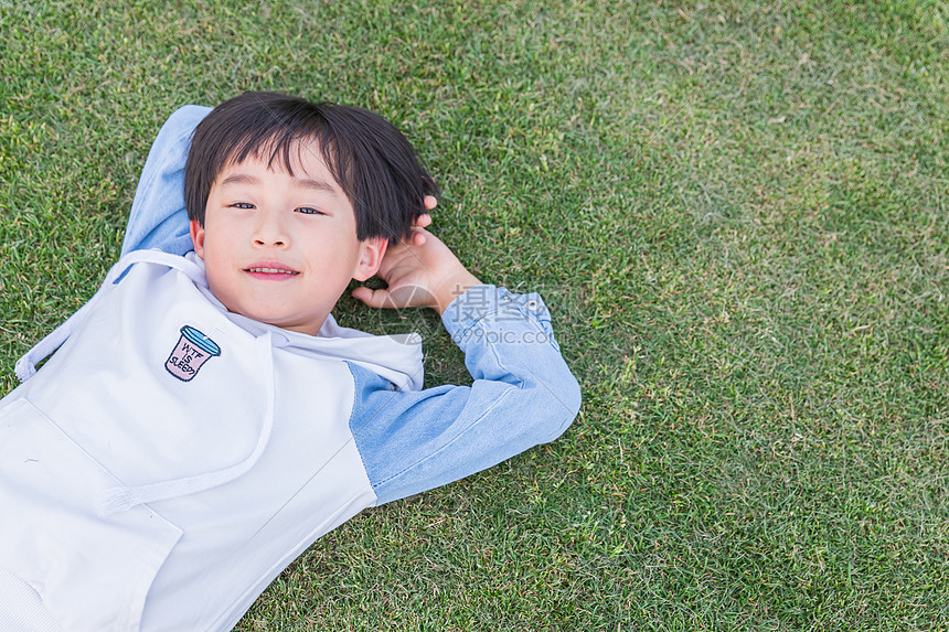 ‘~可爱儿童开心躺在草地上  ~’ 的图片
