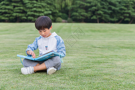 可爱儿童在公园草地画画高清图片