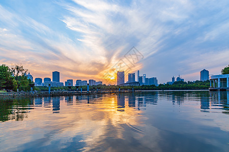 上海世纪公园黄昏下的世纪公园与建筑背景