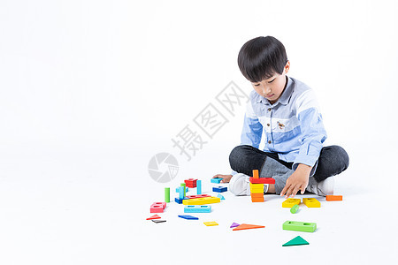 儿童在地上玩积木图片