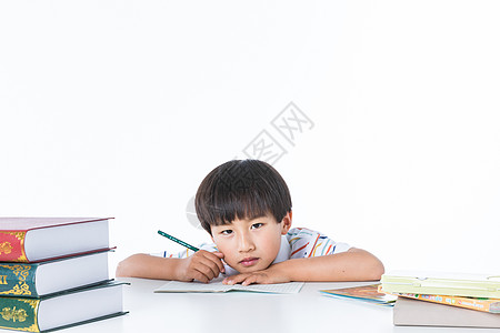 少儿游泳儿童在课桌上写作业休息背景