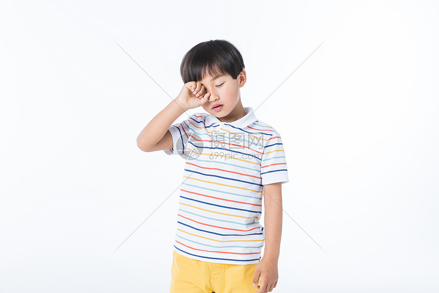 儿童揉眼睛