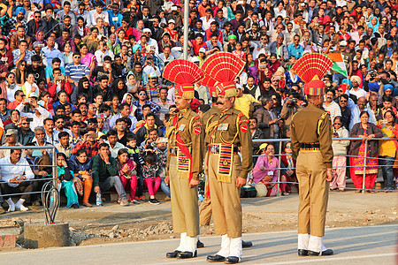 军人站在红旗前印度士兵降旗仪式背景