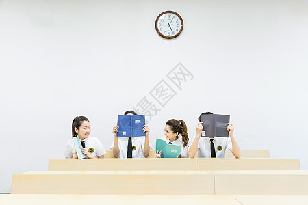 大学课堂坐在教室里手拿课本微笑的同学们背景
