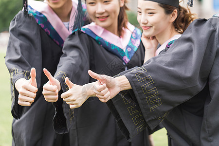 穿学士服的毕业生点赞竖大拇指自拍图片