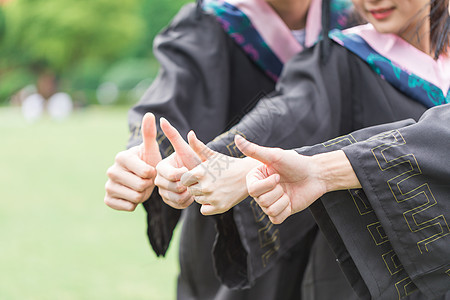 穿学士服的毕业生点赞竖大拇指自拍胜利高清图片素材