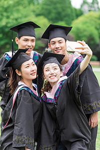 毕业季穿学士服一起合影自拍的大学生图片