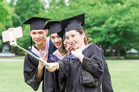 毕业季穿学士服一起合影自拍的大学生图片