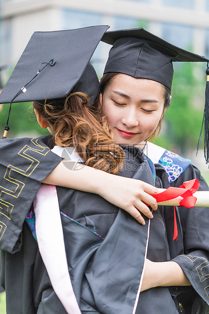 毕业季同学穿学士服拥抱告别图片