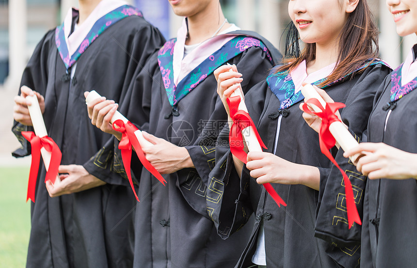 毕业季毕业生穿学士服手拿感谢信毕业证图片