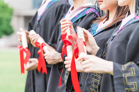 穿学士服的大学生毕业季毕业生穿学士服手拿感谢信毕业证背景